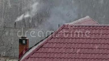 屋顶上的烟囱冒烟，房子里都是雪。 下雪了。 <strong>冬季</strong>，采<strong>暖</strong>季..